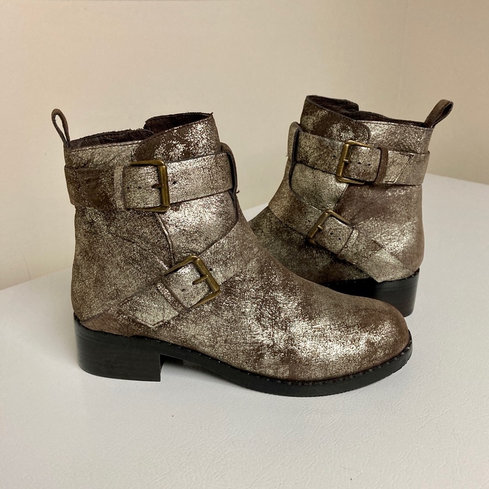 NWOT Gentle Souls by Kenneth Cole metallic leather moto boots